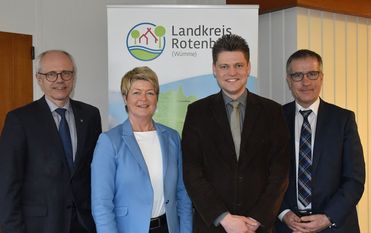 Beim gemeinsamen Jahresgespräch blickten (v.l.) Landrat Luttmann, Dagmar Froelich (Vorsitzende der Geschäftsführung der Agentur für Arbeit Stade), Gregor Stein (Leiter Jobcenter Rotenburg (Wümme)) und Oliver Lemke (Teamleitung Arbeitnehmer-Vermittlung, Agentur für Arbeit Stade) positiv auf das vergangene Jahr zurück.  Foto: eb