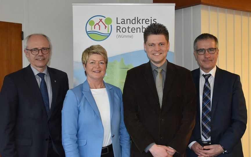 Beim gemeinsamen Jahresgespräch blickten (v.l.) Landrat Luttmann, Dagmar Froelich (Vorsitzende der Geschäftsführung der Agentur für Arbeit Stade), Gregor Stein (Leiter Jobcenter Rotenburg (Wümme)) und Oliver Lemke (Teamleitung Arbeitnehmer-Vermittlung, Agentur für Arbeit Stade) positiv auf das vergangene Jahr zurück.  Foto: eb