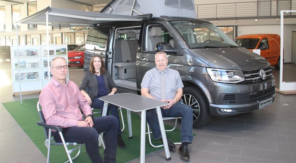 Neu im Autohaus Spreckelsen: Der  VW California ist Wohnzimmer, Küche und Schlafzimmer in einem. Er bietet Platz für vier Personen. Deutlich mehr Menschen werden sich am 8. Februar in der Halle des Autohauses einfinden, denn an diesem Tag findet der nächste Aelternabend dort statt. Von links: Betriebsleiter Andreas Lemke, Tanja Cordes (Marketing) und Verkaufsleiter Bernd Gooßen.   Foto: Archiv (im)