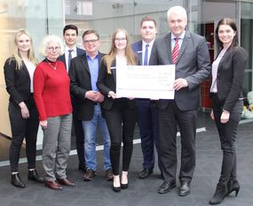 Freude über die Spende der Volksbank-Mitarbeiterinnen und Mitarbeiter an die Diakoniestation Bremervörde-Zeven: Rika Janning, Auszubildende der Volksbank, Waltraud Schiebel, Pflegedienstleitung der Diakoniestation, Lois von der Fecht, Auszubildender der Volksbank, Heino Klindworth, Diakoniestation, Rebecca Meyer und Kevin Gropengießer, Auszubildende der Volksbank, Martin Frank, Geschäftsführer der Diakoniestation und Kristin Meyer, Ausbildungsleiterin der Volksbank (von links). Foto: ue