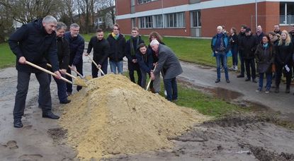 Am offiziellen Spatenstich für die neue Sporthalle der nahmen neben Vertretern von Verwaltung,         Politik und beteiligten Firmen auch Schülerinnen und Schüler der IGS teil.  Foto: hc