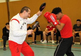Boxtrainer Henrik Ohanyan (links) vom OT Bremen trainiert mit Schüler Sajad Kertani. Foto: mr