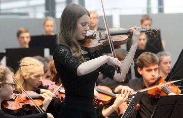 15 Jahre und erste Geige: Anna Boysen spielte als Solistin Svendsens Romanze.  Fotos: ek