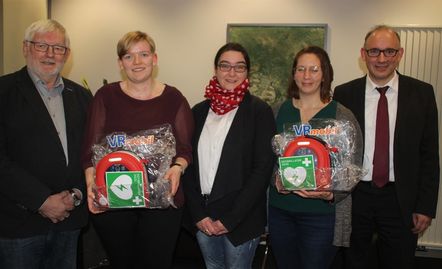 Von links: Johann Steffens und Alicia Burmester aus Klenkendorf sowie Nadine Zehmke-Kahrs und Julia Fischer aus Barchel freuen sich über einen Defibrillator. Überreicht wurde er von Volksbank-Mitarbeiter Sascha Ringe.  Foto: im