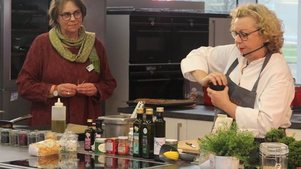 Gitta Schnelle (links) und Barbara Stadtler gaben Tipps für eine leckere und leichte Küche.  Foto: eb