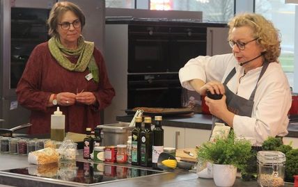 Gitta Schnelle (links) und Barbara Stadtler gaben Tipps für eine leckere und leichte Küche.  Foto: eb