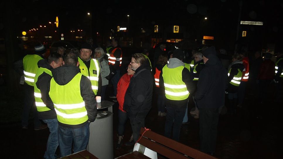 Am Kreisel in Gnarrenburg fand eine Mahnwache zum Thema „Fridays gegen Altersarmut“ statt. 
 Foto: fr