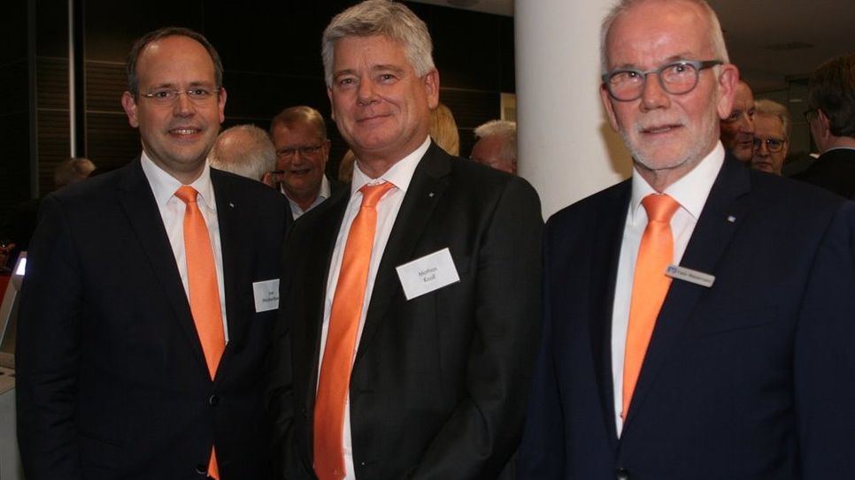 Von links: Der Volksbank-Vorstand Jan Mackenberg, Mathias Knoll und Frank Wassermann freute sich über den Besuch von mehr als 300 Gästen.  Foto: sla