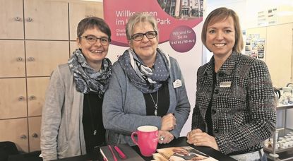 Die Jobmesse im vergangenen Jahr war ein voller Erfolg. Und so ist das Charleston Seniorendomizil Haus am Park auch in diesem Jahr wieder dabei, was Grit Hartig (r.) vom Jobcenter freut. Foto: Archiv