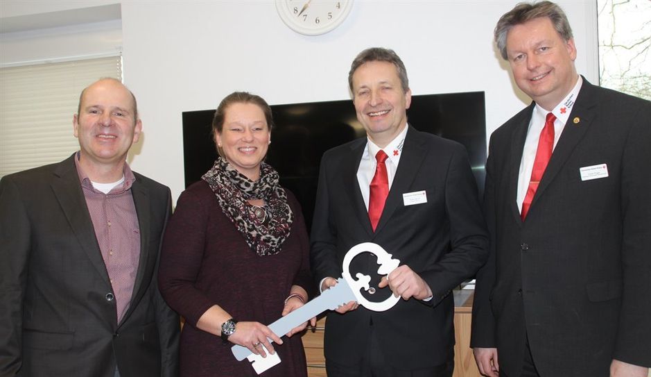 Schlüsselübergabe in der Tagespflege Bevern: Architekt Armin Hellwege, seine Kollegin Ulrike Buttkus, DRK-Geschäftsführer Rolf Eckhoff und DRK-Präsident Frank Pingel (v.l.).  Foto: im