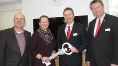 Schlüsselübergabe in der Tagespflege Bevern: Architekt Armin Hellwege, seine Kollegin Ulrike Buttkus, DRK-Geschäftsführer Rolf Eckhoff und DRK-Präsident Frank Pingel (v.l.).  Foto: im