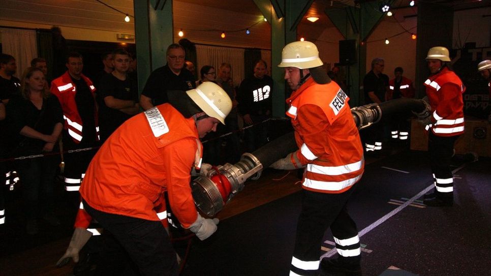 Schnellig- und Geschicklichkeit, wie hier bei den Mittelstenaher Brandschützern, waren beim Nordahner Kuppel-Cup gefragt.  Foto: sla