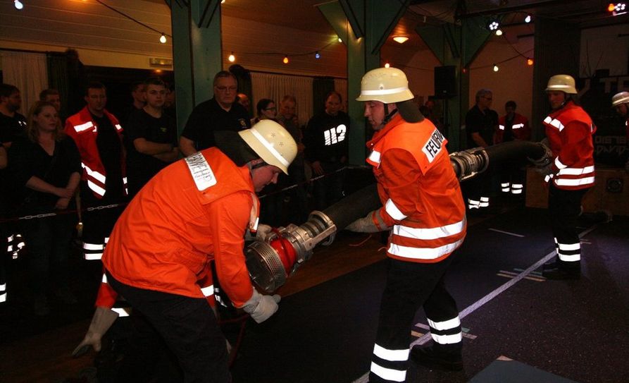 Schnellig- und Geschicklichkeit, wie hier bei den Mittelstenaher Brandschützern, waren beim Nordahner Kuppel-Cup gefragt.  Foto: sla