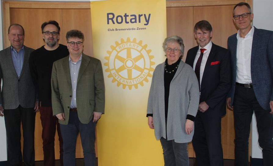 Die Adventskalender-Aktion des Rotary Clubs Bremervörde-Zeven war ein voller Erfolg. Über eine Spende von jeweils 4.666 Euro freuten sich Pastor Volker Rosenfeld vom stationären Hospiz, Heinz Bovenschulte vom ambulanten Hospizdienst (v.l.) sowie Barbara Illig von der Krebsfürsorge, (4.v.l.). Übergeben wurde die Spende von Rotary Präsident Ulf-Johannes zum Felde und den beiden Rotary Club Mitgliedern Marco Tulodetzki und Ralf Paulsen.  Foto: im