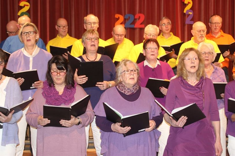 222 Jahre Chorgesang waren für den Männergesangverein Harmonie und dem Frauenchor "con brio" ein guter Grund, gemeinsam zu einem Konzert einzuladen. Es war ein Fest für die Sinne das nach Wiederholung schreit.  Foto: im