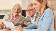 Viele Renter*innen wissen gar nicht, dass sie ihre Rente versteuern müssen. Damit es keine keine böse Fiskusüberraschung gibt, bietet der ANZEIGER einen Überblick übers Thema Steuerpflicht für Senior*innen. Foto: adobestock/Robert Kneschke