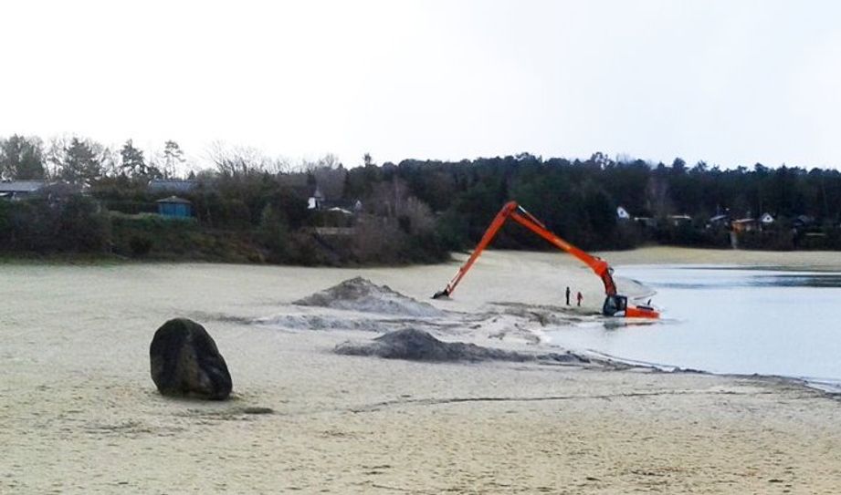 Bei Baggerarbeiten am Stedener See kam ein Bagger ins Rutschen und versank mit seinem Hinterteil im Wasser. Foto: V. Kichciak