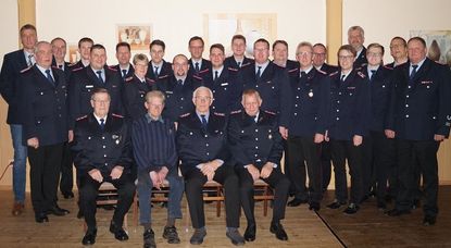 Gewählte, beförderte und geehrte Mitglieder der Ortsfeuerwehr Oerel mit Funktionsträgern aus der Feuerwehrführung und der Politik. Foto: FW Oerel