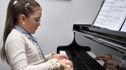 Von der kindlichen Freude am Musizieren kann sich jeder dafür begeistern lassen, ein Instrument zu erlernen. Das Eröffnungskonzert am Tag der offenen Tür der Musikschule bestreiten die Jüngsten mit einem japanischen Musikmärchen. Foto: adobestock/Thomas Aumann