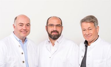 Das neue Trio des norddeutschen Venenzentrums: Dr. Ovidiu-Cosmin Godina (Mitte) steht ab sofort Dr. Guido Bruning (links) und Dr. Harald als Sektionsleiter zur Seite. Foto: eb