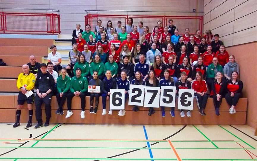 Es war eine sportlich spannende und finanziell lohnenswerte Veranstaltung: Das DKMS-Benefiz-Damenfußballturnier. Foto: eb