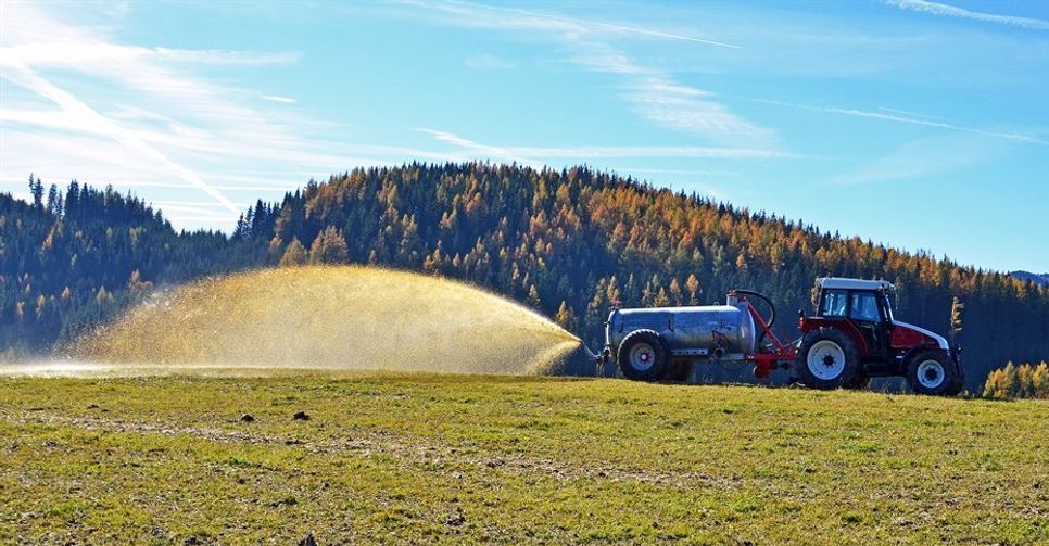 Seit Jahren ist die Debatte um Nitrat im Grundwasser im vollen Gange. 22 Kreislandvolkverbände hegten Zweifel an der Sachlichkeit der Debatte und beauftragten im letzten Jahr ein wissenschaftliches Gutachten, das Anfang April Ergebnisse iefern soll. Symbolfoto: adobestock/photo 5000