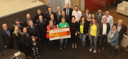 Volksbank Regionaldirektor Frank Wassermann (l.) freute sich auf dem Spenden-Neujahrsempfang 22 Vertreter aus Vereinen und Institutionen finanzielle Zuwendungen in Höhe von insgesamt 17.400 Euro aus den Reinerträgen des VR-Gewinnsparens überreichen zu können.  Foto: im
