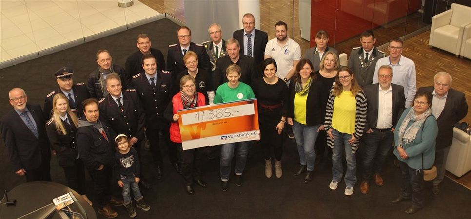 Volksbank Regionaldirektor Frank Wassermann (l.) freute sich auf dem Spenden-Neujahrsempfang 22 Vertreter aus Vereinen und Institutionen finanzielle Zuwendungen in Höhe von insgesamt 17.400 Euro aus den Reinerträgen des VR-Gewinnsparens überreichen zu können.  Foto: im