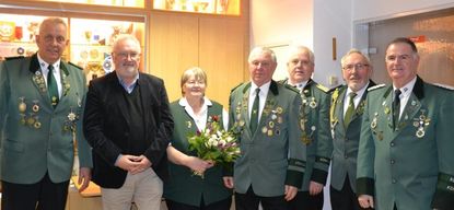 Vorsitzender Chris Ulrichs gratuliert den Geehrten Günter Lührs, Gerhardt Wendt, Peter Mittag, Nora Mittag, Heinz-Dieter Brüning und Heiner Riggers (v.r.).  Foto: khe