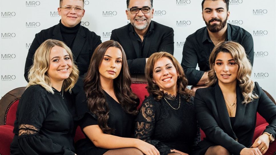 Das „Miro Hair &amp; Beauty Team“ freut sich auf seine Kund*innen: Kamil, Chef Samir, Bashar (hinten v. li.), Kathrin, Celina, Amira und Fadia (v. li.)