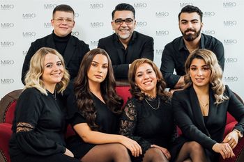 Das „Miro Hair & Beauty Team“ freut sich auf seine Kund*innen: Kamil, Chef Samir, Bashar (hinten v. li.), Kathrin, Celina, Amira und Fadia (v. li.)