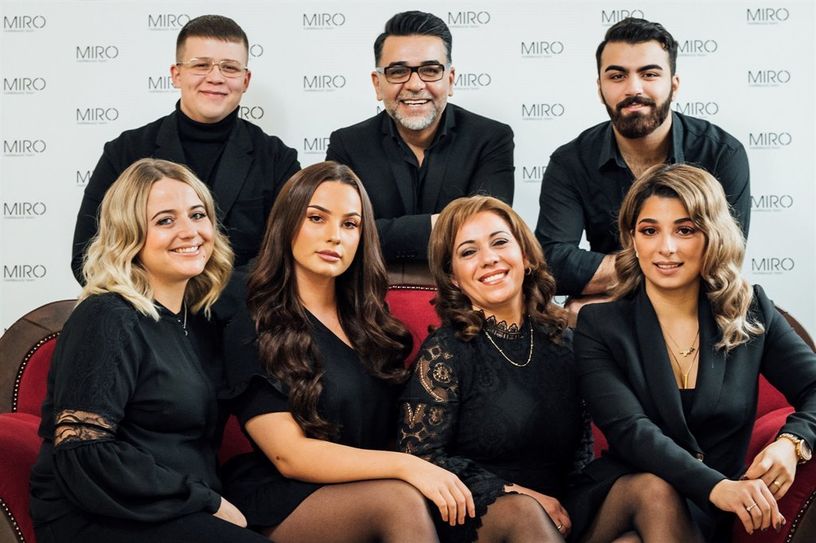 Das „Miro Hair &amp; Beauty Team“ freut sich auf seine Kund*innen: Kamil, Chef Samir, Bashar (hinten v. li.), Kathrin, Celina, Amira und Fadia (v. li.)
