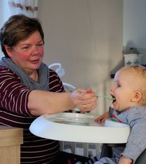 Bei Familie Wagner ist es unter anderem die Aufgabe von Dorfhelferin Ina Ahrens, den elf Monate alten Maximilian zu betreuen. Foto: lse