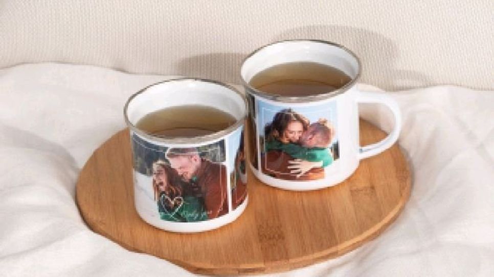 Ein Geschenk zum Valentinstag, das dauerhaft Freude bereitet: Aus einer Tasse mit dem Lieblingsfoto schmeckt der Morgenkaffee noch mal so gut. Foto: djd/www.cewe.de