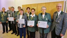 Präsidentin Sigrid Schultz (l.) und ihr Stellvertreter Ralf Sündermann (r.) gratulierten den Geehrten  Erika Kunst, Ursula Moritz, Anke Hartmann, Agnes Fiedrich, Marga Ringe, Hans-Hinrich Janssen und
Hans-Arthur Pott für ihre langjährige Treue.  Foto: khe