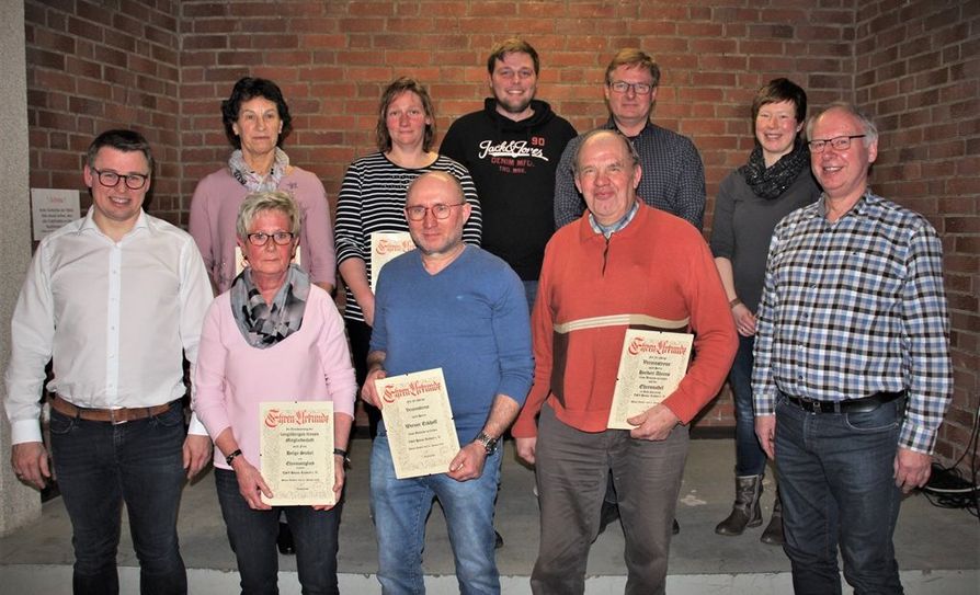 Die geehrten und gewählten Mitglieder des TSV Hönau-Lindorf. Hintere Reihe von links: Rosa Brünjes, Angela Brandt, Kevin Steffens, Gerd Schlobohm, Anika Brandt. Vordere Reihe von links: Daniel Buck, Helga Stabel, Werner Eckhoff, Herbert Ahrens, Hans-Werner Roloff.  Foto: eb