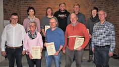 Die geehrten und gewählten Mitglieder des TSV Hönau-Lindorf. Hintere Reihe von links: Rosa Brünjes, Angela Brandt, Kevin Steffens, Gerd Schlobohm, Anika Brandt. Vordere Reihe von links: Daniel Buck, Helga Stabel, Werner Eckhoff, Herbert Ahrens, Hans-Werner Roloff.  Foto: eb