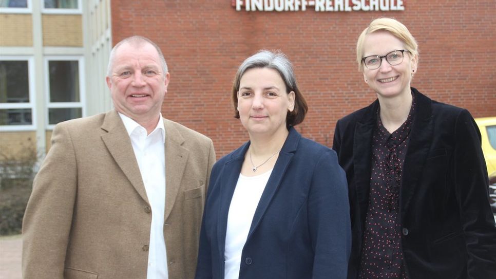Die Findorff-Realschule in Bremervörde hat mit Claudia Mursch (Mitte) eine neue Rektorin. Bremervördes Bürgermeister Detlev Fischer und die Erste Stadträtin Dr. Silke Fricke begrüßten sie an ihrem neuen Arbeitsplatz.  Foto: im