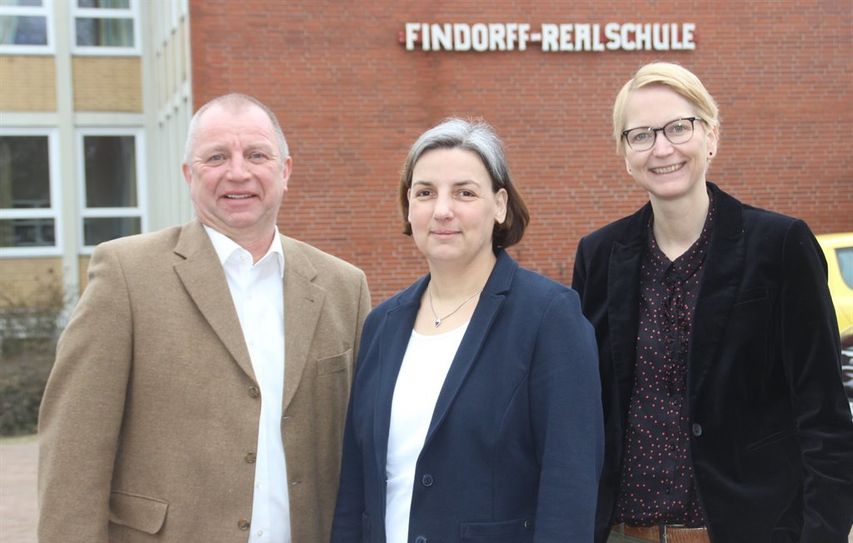 Die Findorff-Realschule in Bremervörde hat mit Claudia Mursch (Mitte) eine neue Rektorin. Bremervördes Bürgermeister Detlev Fischer und die Erste Stadträtin Dr. Silke Fricke begrüßten sie an ihrem neuen Arbeitsplatz.  Foto: im