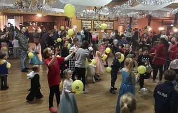 Ausgelassen feierten die Kinder ihren Karneval in der geschmücksten Hesedorfer Schützenhalle und machten begeistert beim Luftballontanz mit. Foto: eb