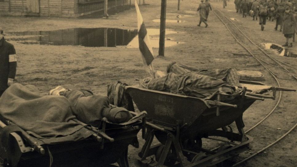 Lorenbahn mit der nicht mehr marschfähige Häftlinge vom Bahnhof Brillit in das Stalag X B transportiert wurden. Foto: Mose Cabalisti, zw. 20. und 29.4. 1945, Archivio Giovannino Guareschi, Roncole Verdi (Parma), Italien