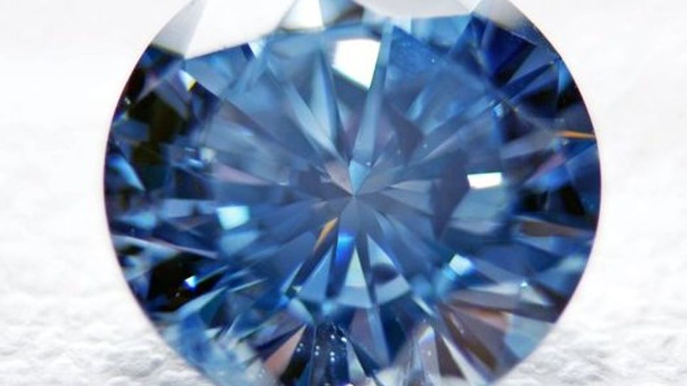 Ein Teil der Kremationsasche kann in einen synthetischen Diamanten umgewandelt werden. Foto: djd/Algordanza Erinnerungsdiamanten