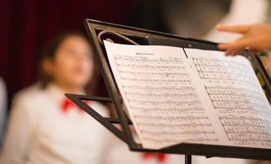 Singen macht glücklich - die Sänger*innen von PopChor’n wünschen sich, dass viele junge Menschen diese Erfahrung machen können. Symbolfoto: adobstock/lorabarra