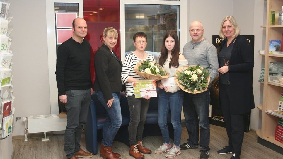 Anja Kalski (rechts), Birgit Wrissenberg (2. von links) und Benjamin Bünning (links) übergaben die Preise des Stadtmagazin-Gewinnspiels an die glücklichen Gewinner.