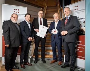 Verleihung des Museumsgütesiegels an den Vorstand der Kulturstiftung Landkreis Osterholz durch Prof. Dr. Rolf Wiese, Vorsitzendender des Museumsverbandes für Niedersachsen und Bremen e. V..  Foto: Helge Krückeberg