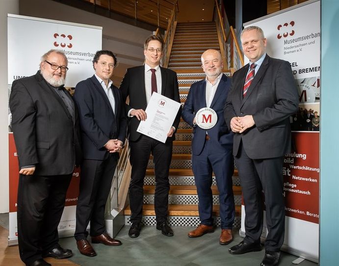 Verleihung des Museumsgütesiegels an den Vorstand der Kulturstiftung Landkreis Osterholz durch Prof. Dr. Rolf Wiese, Vorsitzendender des Museumsverbandes für Niedersachsen und Bremen e. V..  Foto: Helge Krückeberg