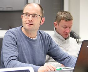 Bauamtsleiter Jan Postels (l.) erläuterte den Mitgliedern des Bau- und Planungsausschusses der Gemeinde Selsingen nochmals Punkte aus dem Haushalts- und Investitionsplan für die kommenden Jahren, nachdem der Finanz- und Wirtschaftsausschuss während seiner letzten Sitzung einige Änderungen empfohlen hatte. Foto: ue