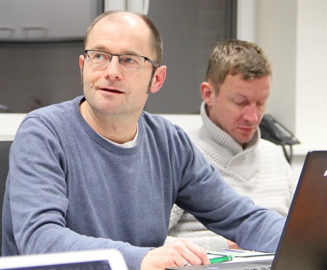 Bauamtsleiter Jan Postels (l.) erläuterte den Mitgliedern des Bau- und Planungsausschusses der Gemeinde Selsingen nochmals Punkte aus dem Haushalts- und Investitionsplan für die kommenden Jahren, nachdem der Finanz- und Wirtschaftsausschuss während seiner letzten Sitzung einige Änderungen empfohlen hatte.  Foto: ue