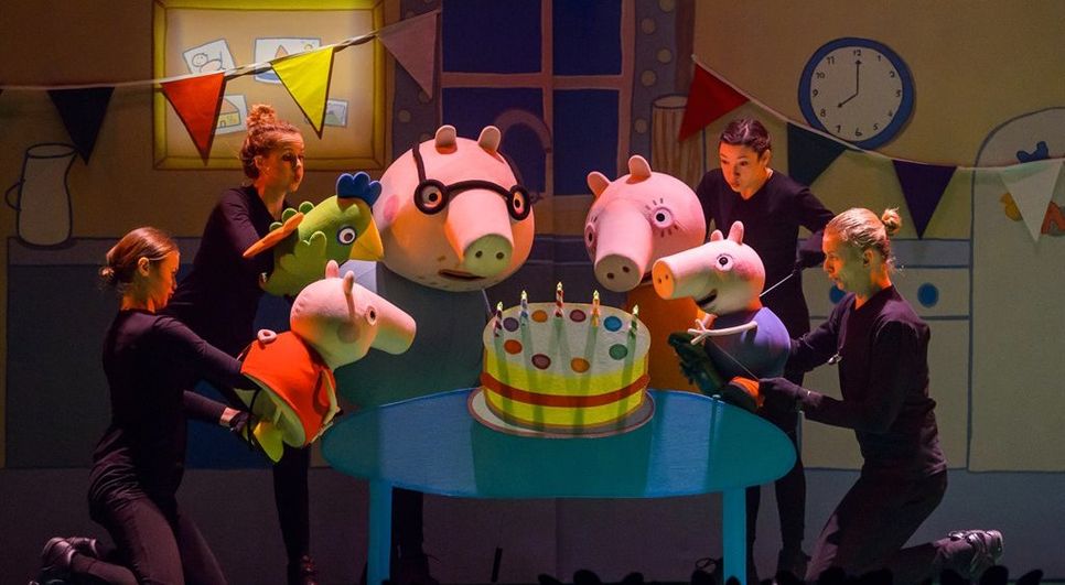 Die berühmte Super RTL-Serie kommt als Familienmusical auf die Bühne. Das Theater auf Tour lädt alle Kinder ab drei Jahren zu Peppa Pigs Geburtstagsparty ein. Foto: Theater auf Tour