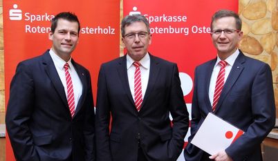 Der Vorstand der Sparkasse Rotenburg Osterholz, Thorben Prenntzell, Ulrich Messerschmidt und Stefan Kalt (v.l.), zeigt sich trotz weiterhin schweren Umfeldes zufrieden mit dem Jahresergebnis 2019. Foto: ue
